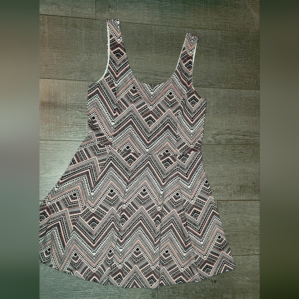 H&M pink black white chevron dress size 14 like new v neck a line pattern short